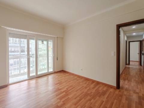 Apartamento T2 Remodelado no Centro de Odivelas | Avenida Dom Dinis