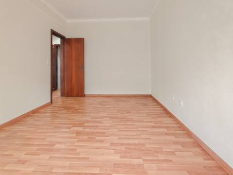 Apartamento T2 Remodelado no Centro de Odivelas | Avenida Dom Dinis