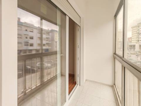 Apartamento T2 Remodelado no Centro de Odivelas | Avenida Dom Dinis