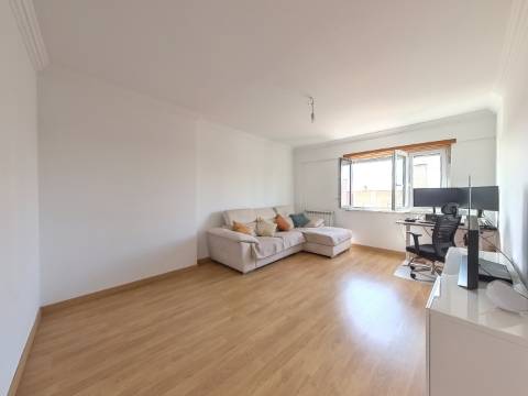 Excelente apartamento T2 com garagem e arrecadação na Ribeirada, Odivelas