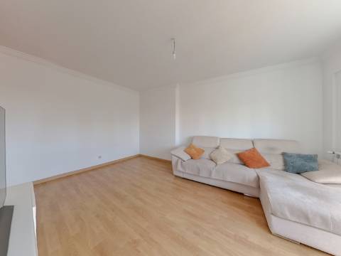 Excelente apartamento T2 com garagem e arrecadação na Ribeirada, Odivelas