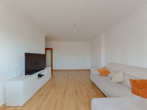 Excelente apartamento T2 com garagem e arrecadação na Ribeirada, Odivelas