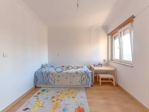 Excelente apartamento T2 com garagem e arrecadação na Ribeirada, Odivelas