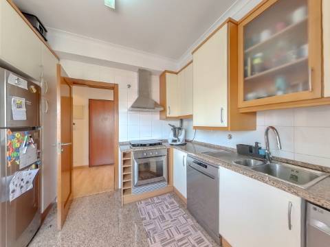 Excelente apartamento T2 com garagem e arrecadação na Ribeirada, Odivelas