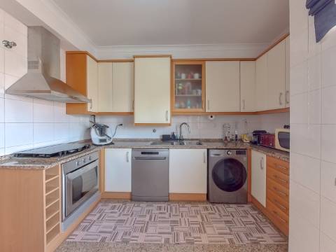 Excelente apartamento T2 com garagem e arrecadação na Ribeirada, Odivelas
