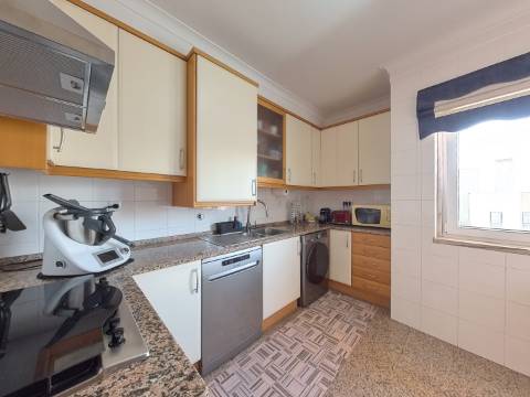 Excelente apartamento T2 com garagem e arrecadação na Ribeirada, Odivelas