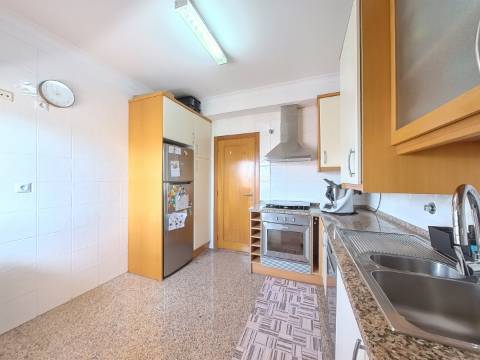 Excelente apartamento T2 com garagem e arrecadação na Ribeirada, Odivelas