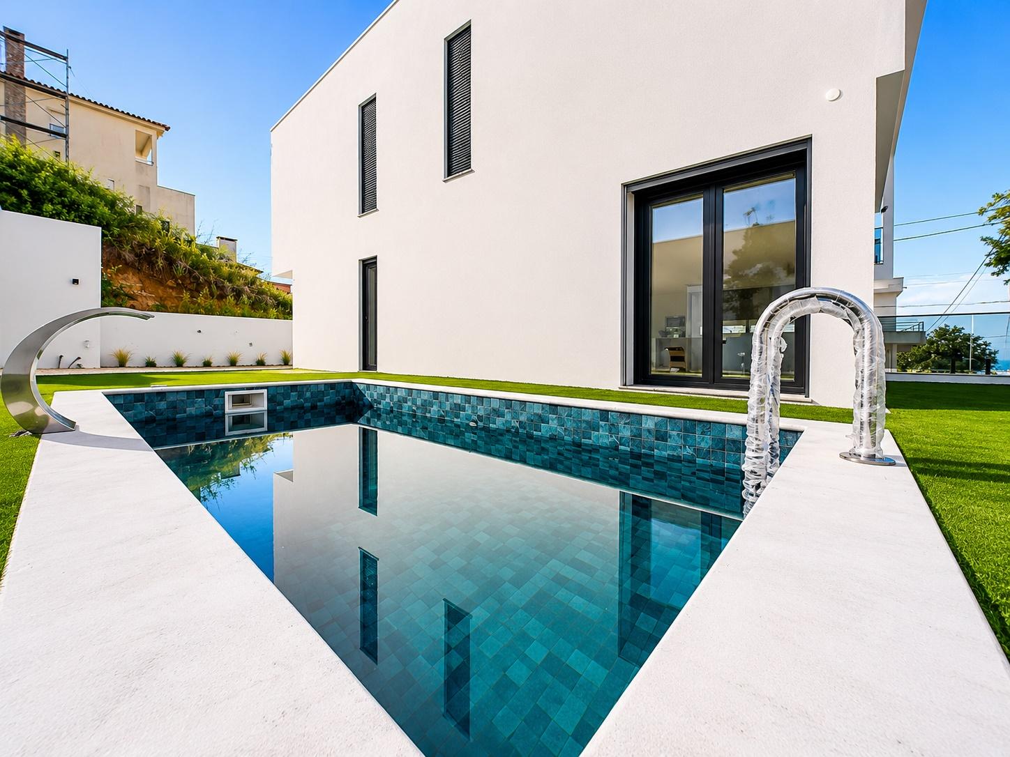 Moradia T5 de Luxo com Piscina e Vista Desafogada | Famões - Odivelas