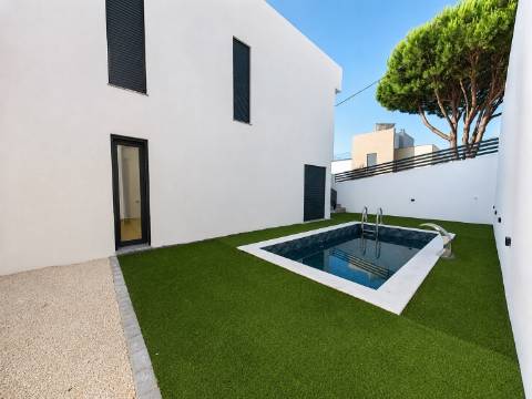 Moradia T5 de Luxo com Piscina e Vista Desafogada | Famões - Odivelas
