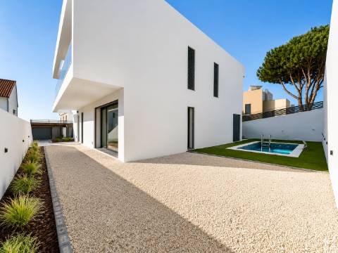 Moradia T5 de Luxo com Piscina e Vista Desafogada | Famões - Odivelas