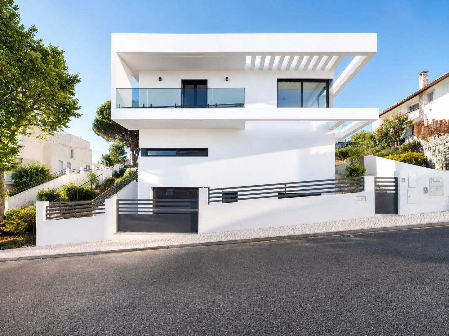 Moradia T5 de Luxo com Piscina e Vista Desafogada | Famões - Odivelas