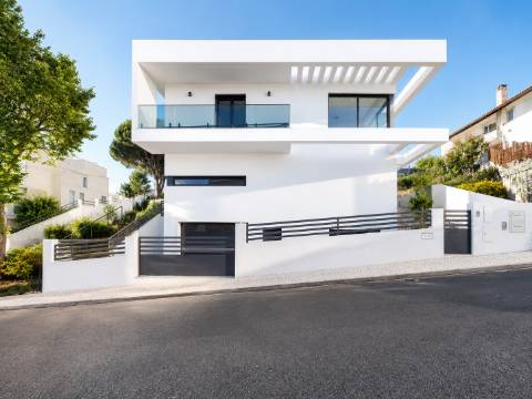 Moradia T5 de Luxo com Piscina e Vista Desafogada | Famões - Odivelas