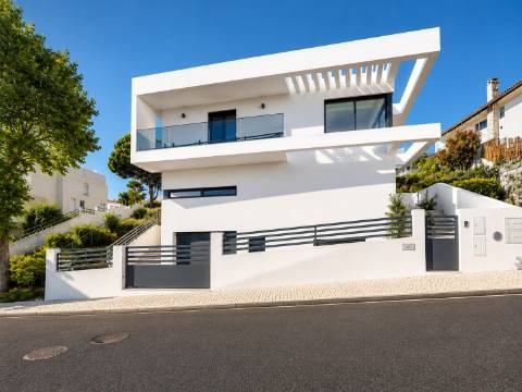 Moradia T5 de Luxo com Piscina e Vista Desafogada | Famões - Odivelas