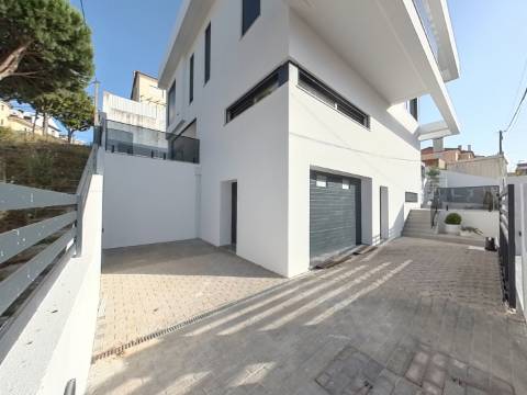 Moradia T5 de Luxo com Piscina e Vista Desafogada | Famões - Odivelas
