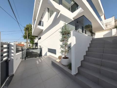 Moradia T5 de Luxo com Piscina e Vista Desafogada | Famões - Odivelas