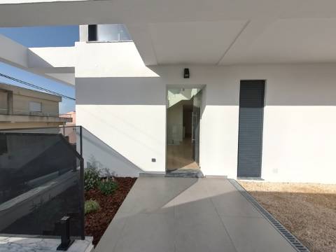 Moradia T5 de Luxo com Piscina e Vista Desafogada | Famões - Odivelas