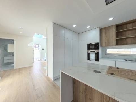 Moradia T5 de Luxo com Piscina e Vista Desafogada | Famões - Odivelas