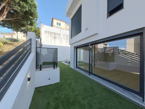 Moradia T5 de Luxo com Piscina e Vista Desafogada | Famões - Odivelas