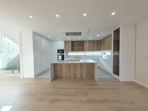 Moradia T5 de Luxo com Piscina e Vista Desafogada | Famões - Odivelas