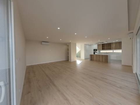 Moradia T5 de Luxo com Piscina e Vista Desafogada | Famões - Odivelas