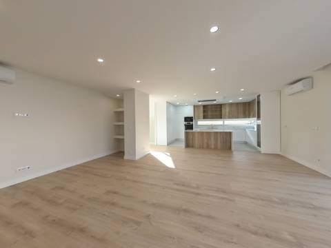 Moradia T5 de Luxo com Piscina e Vista Desafogada | Famões - Odivelas