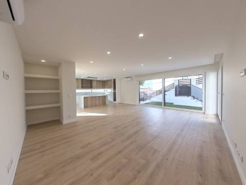 Moradia T5 de Luxo com Piscina e Vista Desafogada | Famões - Odivelas