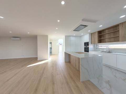 Moradia T5 de Luxo com Piscina e Vista Desafogada | Famões - Odivelas