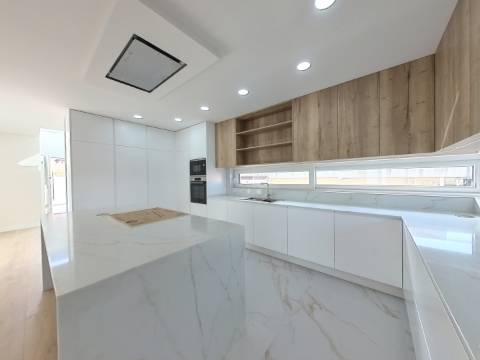 Moradia T5 de Luxo com Piscina e Vista Desafogada | Famões - Odivelas