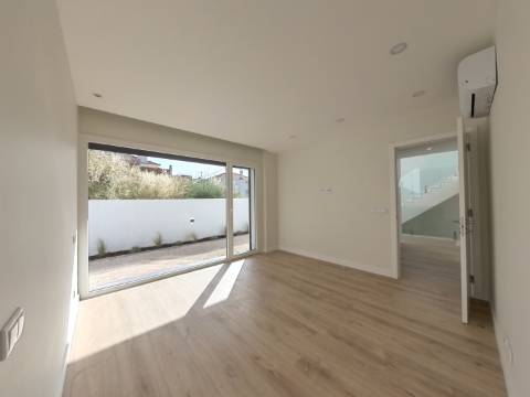 Moradia T5 de Luxo com Piscina e Vista Desafogada | Famões - Odivelas