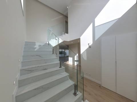 Moradia T5 de Luxo com Piscina e Vista Desafogada | Famões - Odivelas