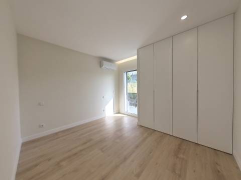 Moradia T5 de Luxo com Piscina e Vista Desafogada | Famões - Odivelas