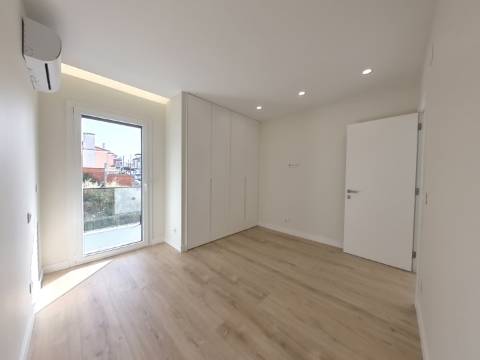 Moradia T5 de Luxo com Piscina e Vista Desafogada | Famões - Odivelas