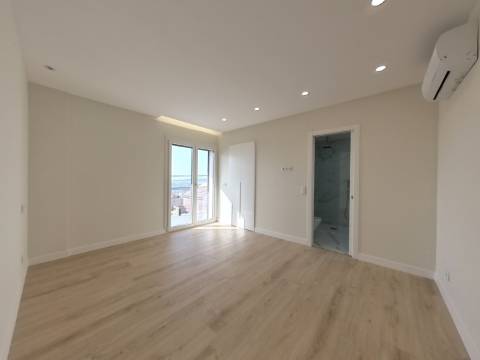 Moradia T5 de Luxo com Piscina e Vista Desafogada | Famões - Odivelas