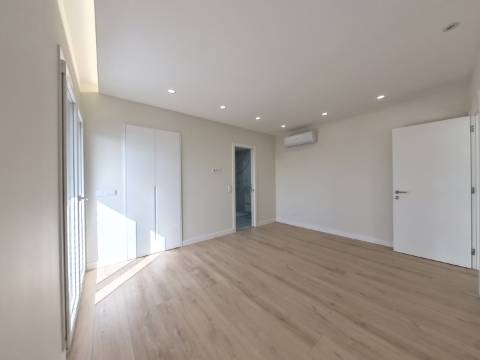 Moradia T5 de Luxo com Piscina e Vista Desafogada | Famões - Odivelas