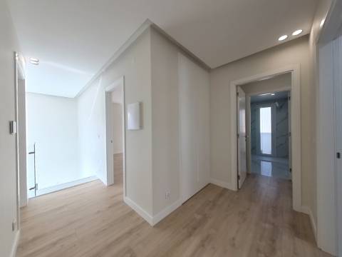 Moradia T5 de Luxo com Piscina e Vista Desafogada | Famões - Odivelas