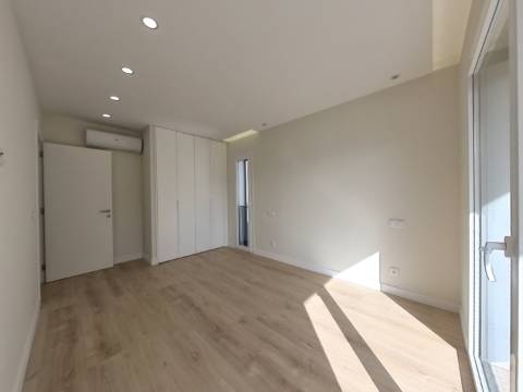 Moradia T5 de Luxo com Piscina e Vista Desafogada | Famões - Odivelas
