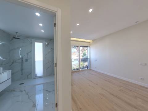 Moradia T5 de Luxo com Piscina e Vista Desafogada | Famões - Odivelas