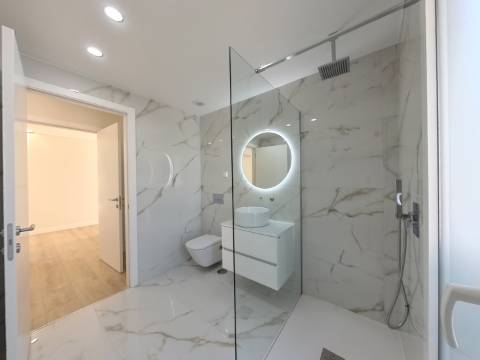 Moradia T5 de Luxo com Piscina e Vista Desafogada | Famões - Odivelas