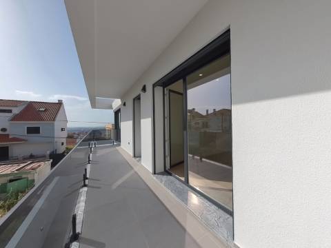 Moradia T5 de Luxo com Piscina e Vista Desafogada | Famões - Odivelas