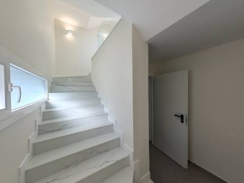 Moradia T5 de Luxo com Piscina e Vista Desafogada | Famões - Odivelas