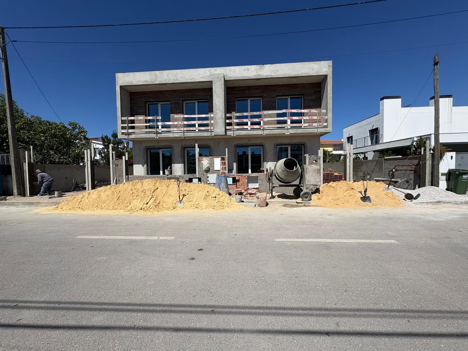 Moradia Geminada T4 com piscina em Fernão Ferro