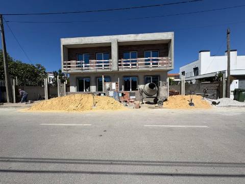 Moradia Geminada T4 com piscina em Fernão Ferro
