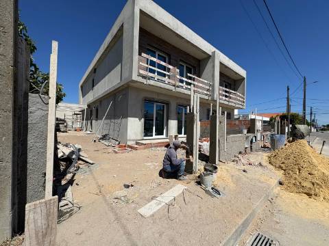 Moradia Geminada T4 com piscina em Fernão Ferro