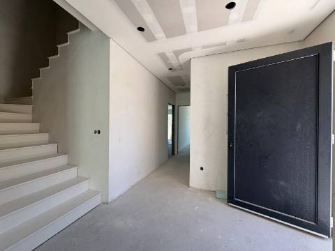 Moradia Geminada T4 com piscina em Fernão Ferro