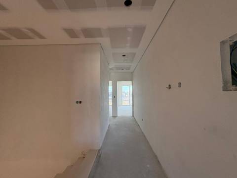 Moradia Geminada T4 com piscina em Fernão Ferro