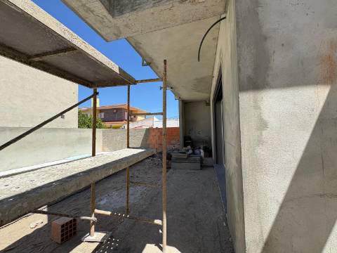 Moradia Geminada T4 com piscina em Fernão Ferro