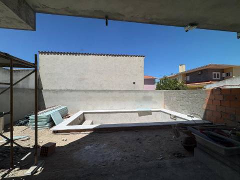 Moradia Geminada T4 com piscina em Fernão Ferro