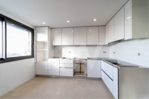 Apartamento Novo com 3 Quartos, Orientação Solar Nascente e Poente, e Garagem Fechada para 1 lugar