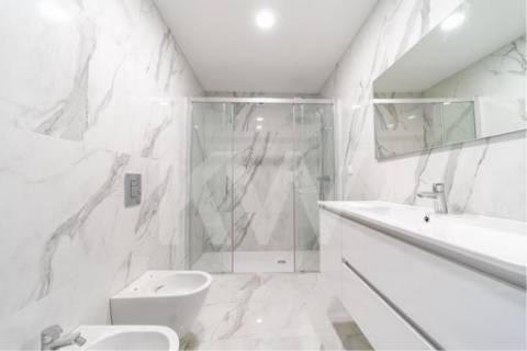 Apartamento Novo com 3 Quartos, Orientação Solar Nascente e Poente, e Garagem Fechada para 1 lugar