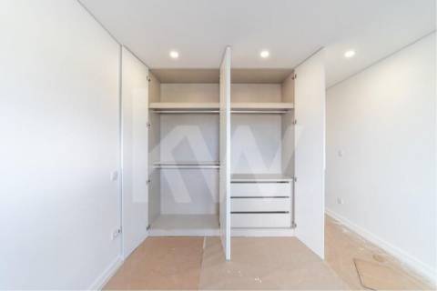 Apartamento Novo com 2 Quartos, Orientação Solar Nascente e Poente, e Garagem Fechada para 1 lugar